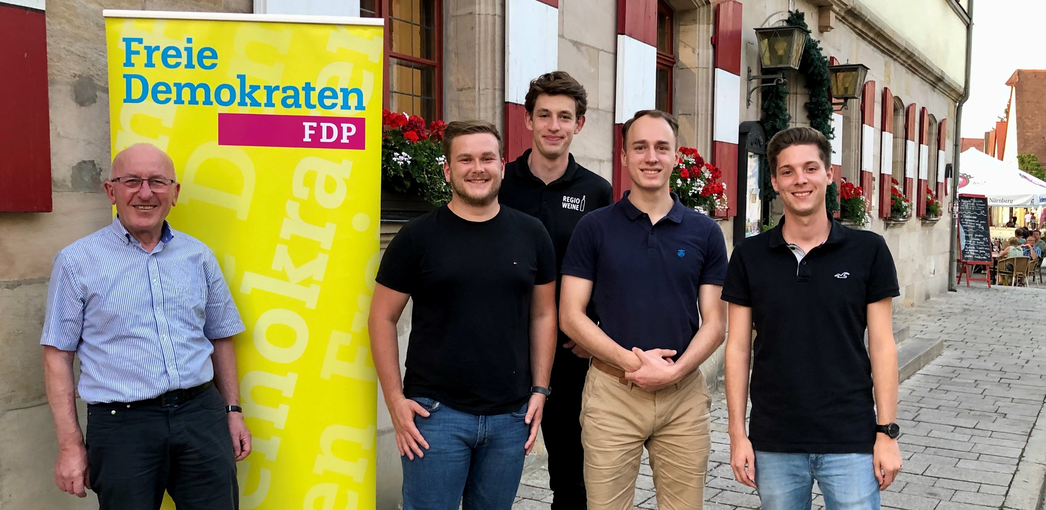 Der neue Vorstand des FDP-Ortsverbands Lauf/Rückersdorf (v.l.): Schatzmeister Karl-Heinz Herrmann, Vorsitzender Luca Scharf, Beisitzer Tom Schätz und Alexander Péntek sowie Schriftführer Pierre Niederle. Auf dem Bild fehlt der stv. Vorsitzende Kai Schultz. (Foto: FDP)