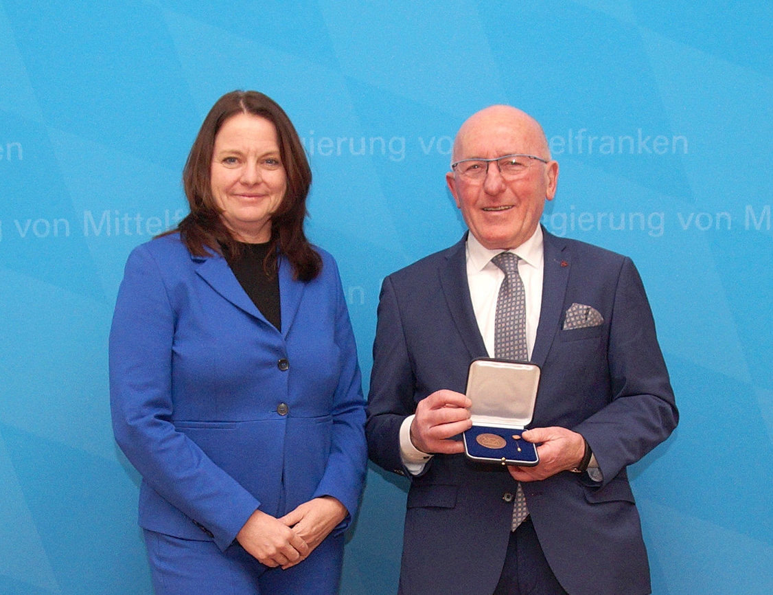Regierungspräsidentin Dr. Kerstin Engelhardt-Blum hat Karl-Heinz Herrmann aus Lauf die Kommunale Verdienstmedaille in Bronze übergeben (Foto: Regierung von Mittelfranken/Thomas Müller).