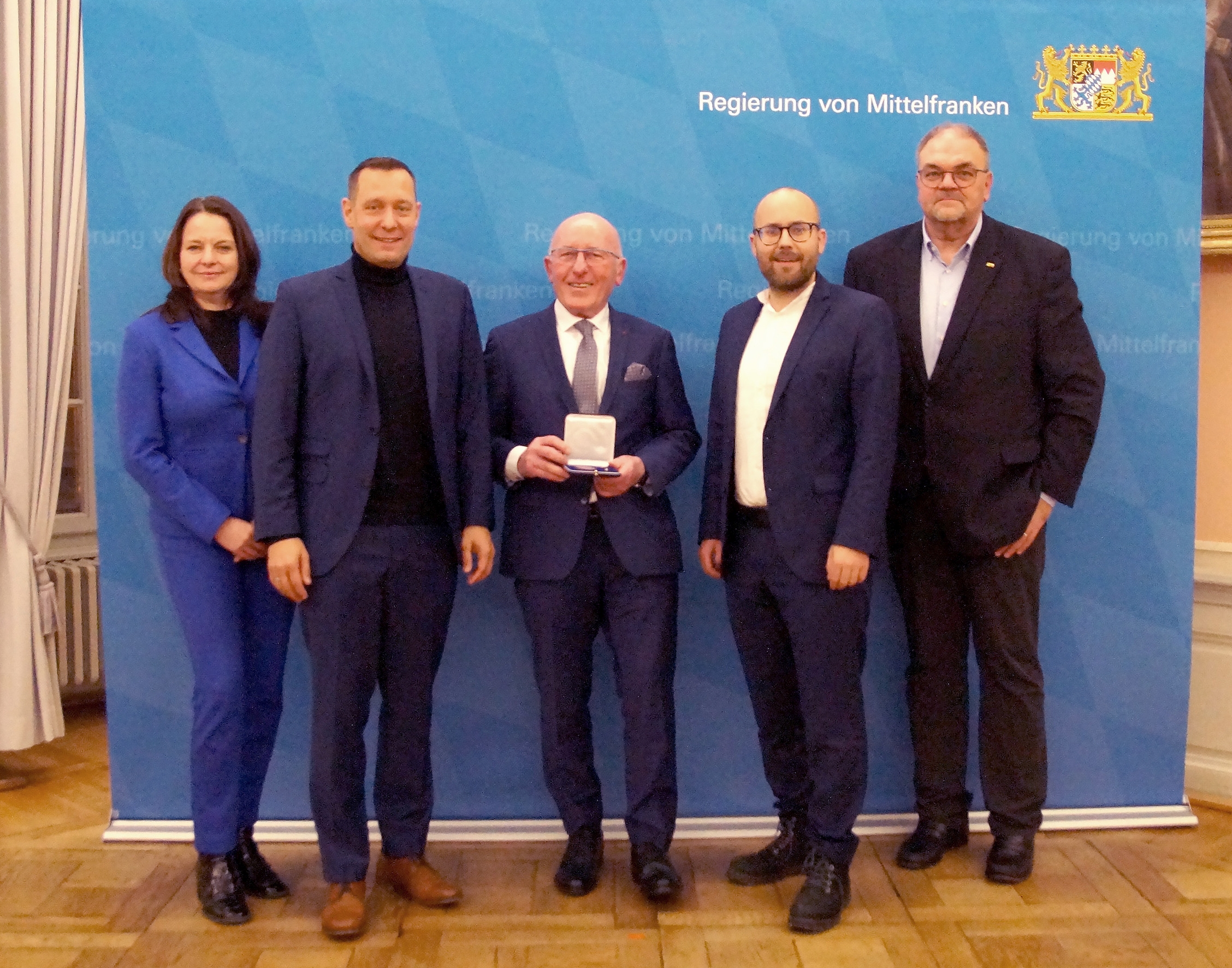 Nach der Verleihung der Kommunalen Verdienstmedaille (v.l.): Regierungspräsidentin Dr. Kerstin Engelhardt-Blum, Landrat Armin Kroder (Nürnberger Land), Geehrter Karl-Heinz Herrmann (Lauf), Felix Locke MdL (Lauf) und Bezirksrat Markus Lüling (Lauf). (Foto: Regierung von Mittelfranken/Thomas Müller).