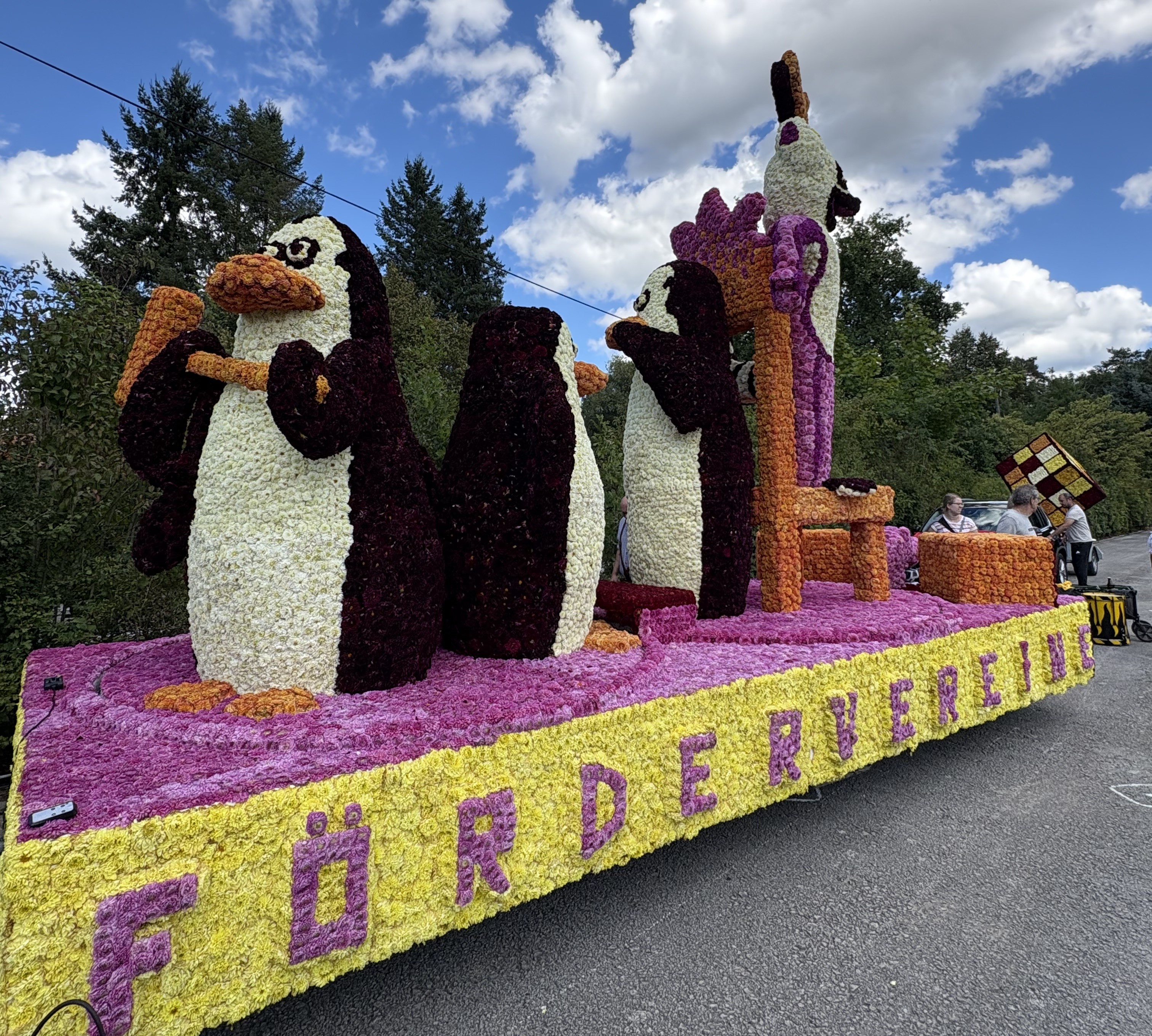 Individuell gestalteter Wagen beim Blumenfest