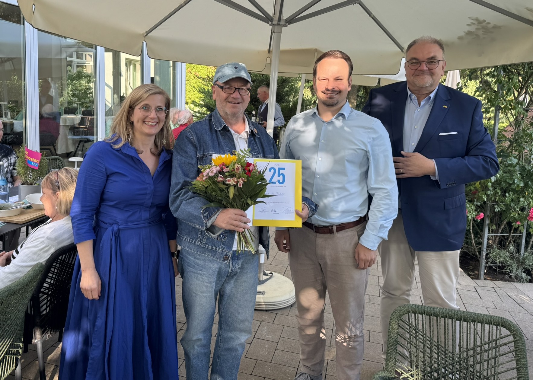 Werner G. Fischer wird für 25 Jahre in der  FDP geehrt. 
