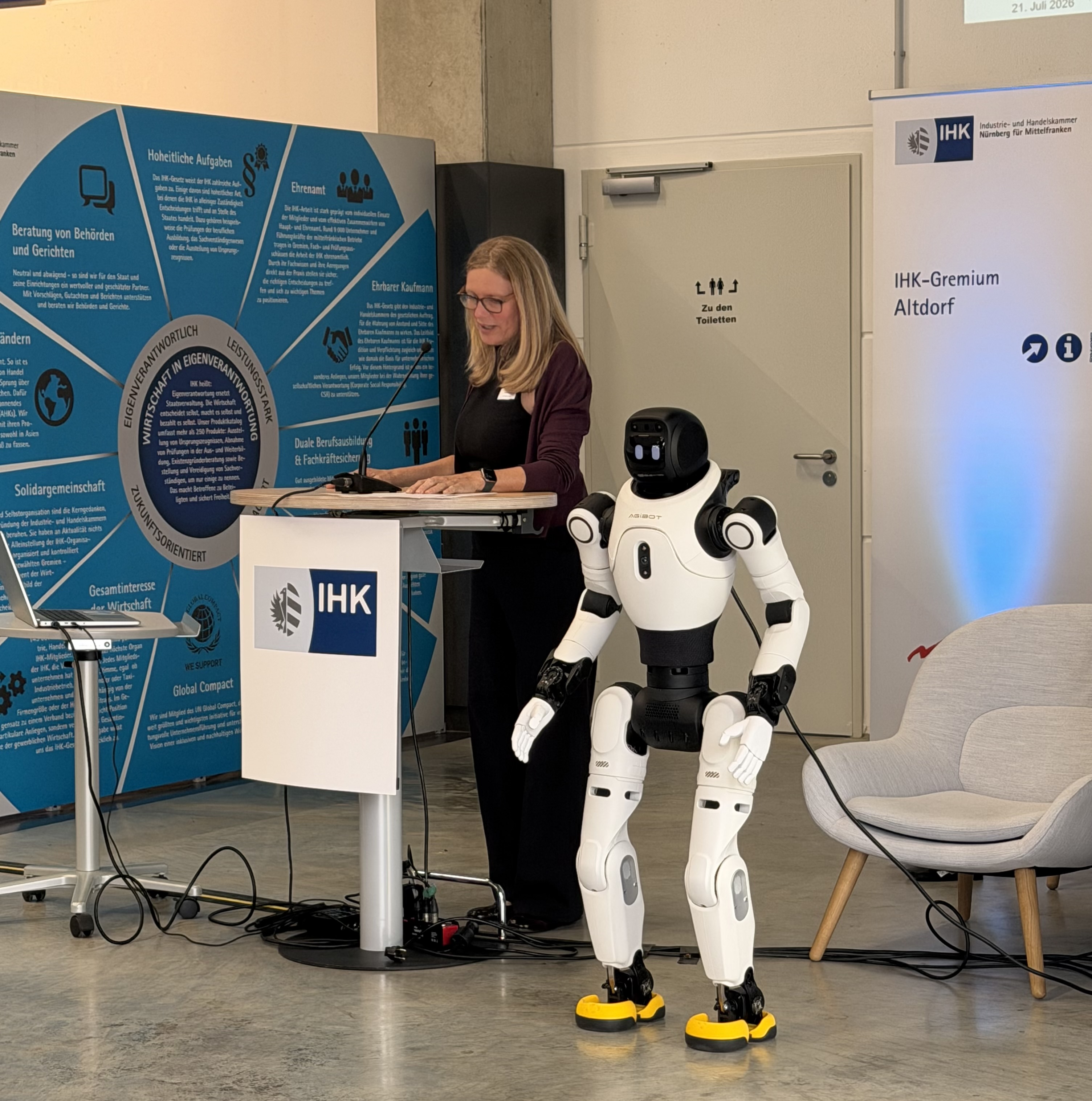 IHK- Gremiumsvorsitzende Altdorf Viki Marx mit einem humanoiden Roboter 
