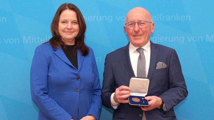 Regierungspräsidentin Dr. Kerstin Engelhardt-Blum hat Karl-Heinz Herrmann aus Lauf die Kommunale Verdienstmedaille in Bronze übergeben (Foto: Regierung von Mittelfranken/Thomas Müller).