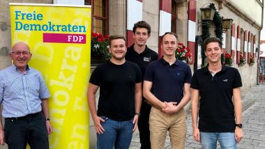 Der neue Vorstand des FDP-Ortsverbands Lauf/Rückersdorf (v.l.): Schatzmeister Karl-Heinz Herrmann, Vorsitzender Luca Scharf, Beisitzer Tom Schätz und Alexander Péntek sowie Schriftführer Pierre Niederle. Auf dem Bild fehlt der stv. Vorsitzende Kai Schultz. (Foto: FDP)