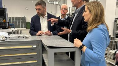 Kristine Lütke und Konstantin Kuhle vor Ort bei EMUGE in Lauf